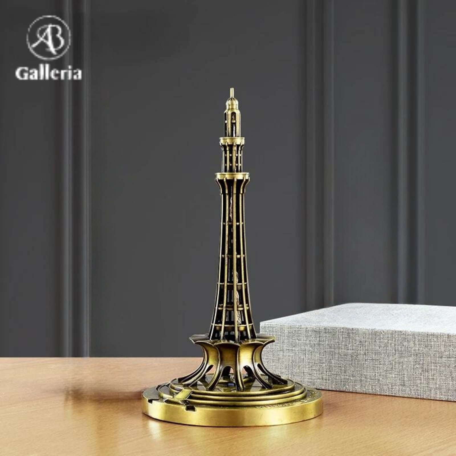 Minar-e-Pakistan Statue